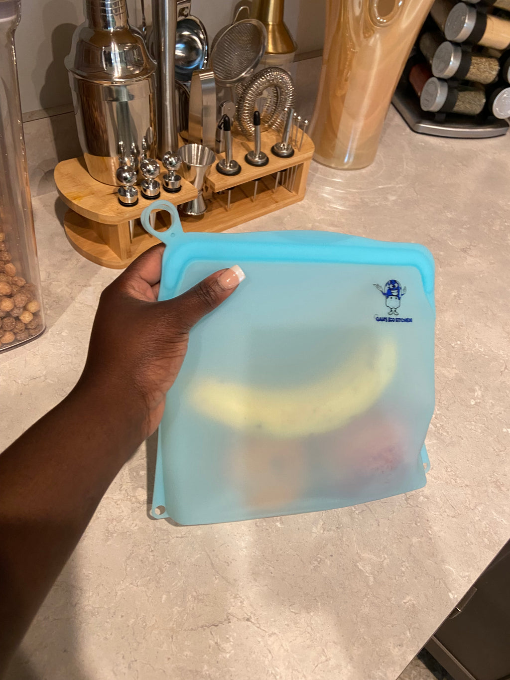 🍓🥝 Keep your fruits fresh with silicone bags! 🌱